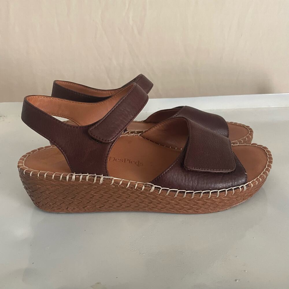 LAmour Des Pieds dark brown leather top strap Sandal. Size 7.5. EUC.